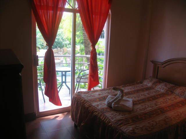 Hotel Y Suites Bugambilias ริงกอน เด กัวยาบิโตส ภายนอก รูปภาพ