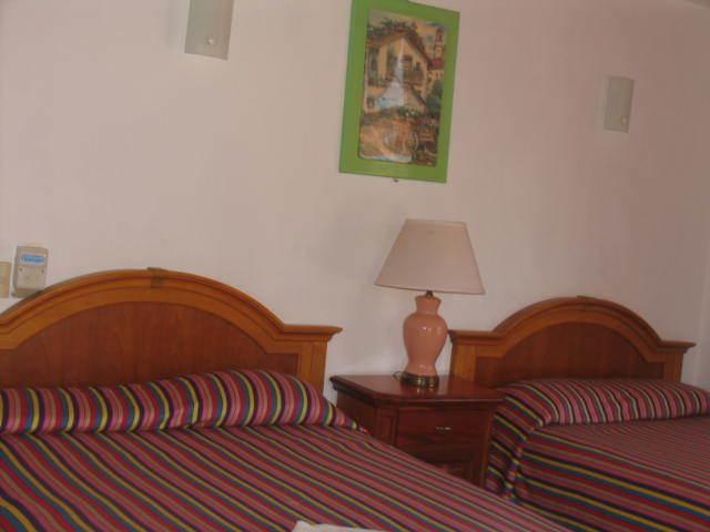 Hotel Y Suites Bugambilias ริงกอน เด กัวยาบิโตส ภายนอก รูปภาพ