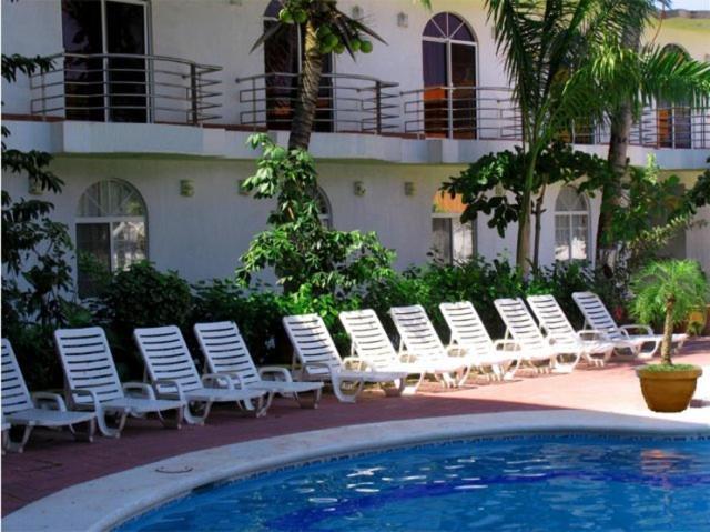 Hotel Y Suites Bugambilias ริงกอน เด กัวยาบิโตส ภายนอก รูปภาพ