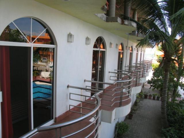 Hotel Y Suites Bugambilias ริงกอน เด กัวยาบิโตส ภายนอก รูปภาพ